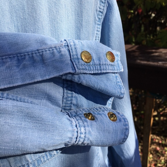✅SOLD✅Michael Kors chambray denim shirt - Picture 5 of 7